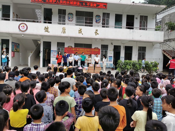 2020年5月29日，宝安区海同社会工作服务中心向结对帮扶的大化县雅龙乡镇西村小学捐赠助学物资.jpg