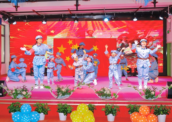 1教师和孩子们共同表演舞蹈《中国么么哒》.jpg