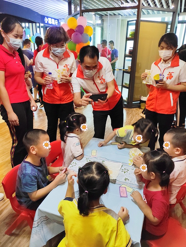 孩子们分享美食.jpg