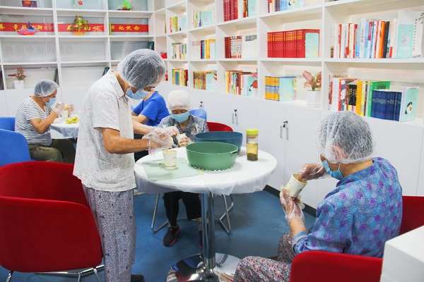 老人们亲手制作百香果茶.jpg