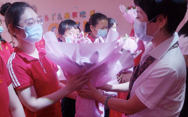 2中心领导为教师献花送祝福.jpg