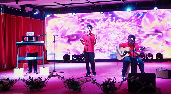 3中心教师表演歌曲弹唱.jpg