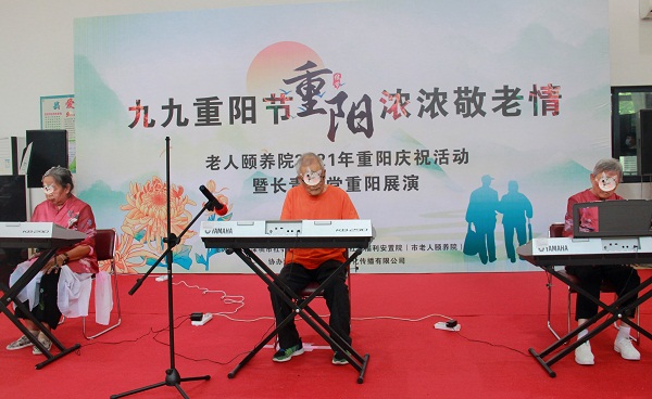 2电子琴表演《欢乐颂》.jpg